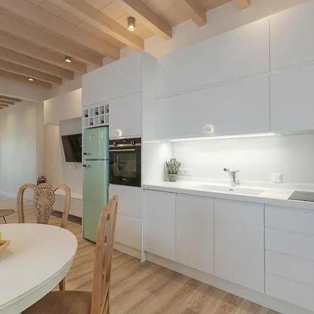 V77 Seafront Apartment