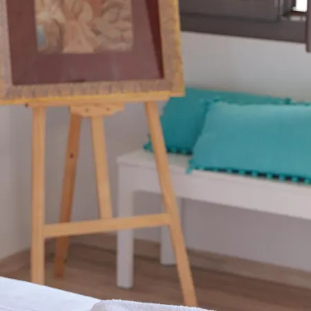 V77 Seafront Apartment *