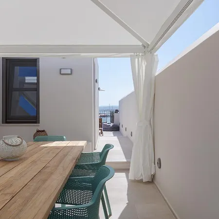 V77 Seafront Apartment *