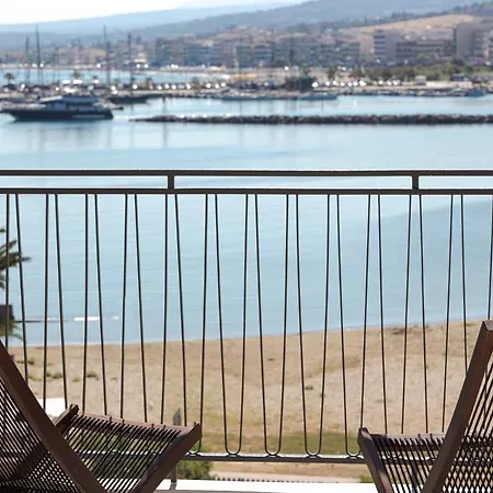 V77 Seafront Apartment *