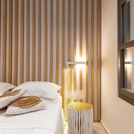 V77 Seafront Apartment *