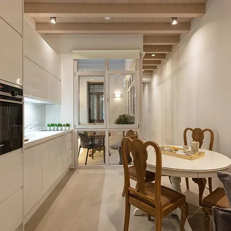 V77 Seafront Apartment