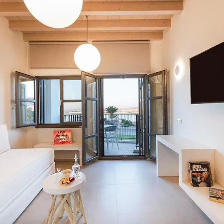 V77 Seafront Apartment *