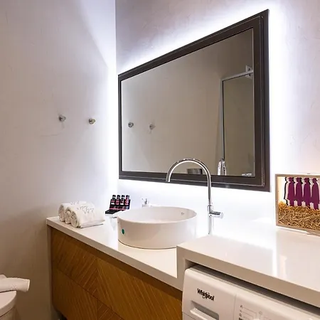 V77 Seafront Apartment