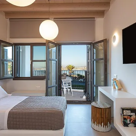 V77 Seafront Apartment *